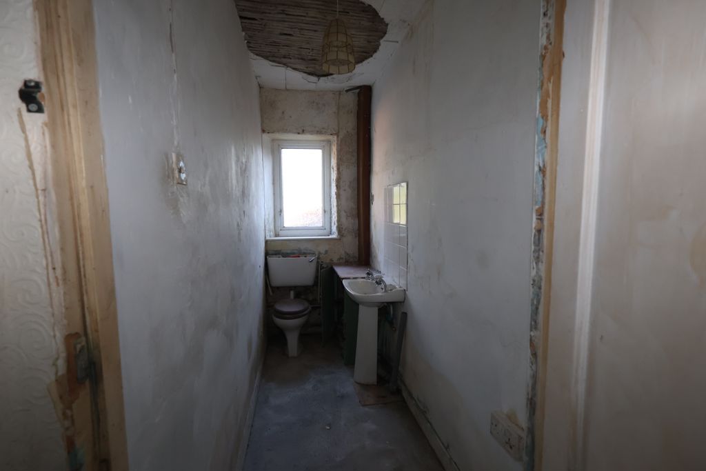 Ground FLoor W/C- click for photo gallery